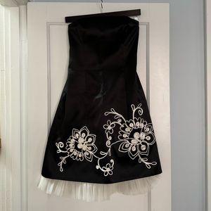 Laundry by Shelli Segal size 8 party dress- tulle lining & embroidered flowers